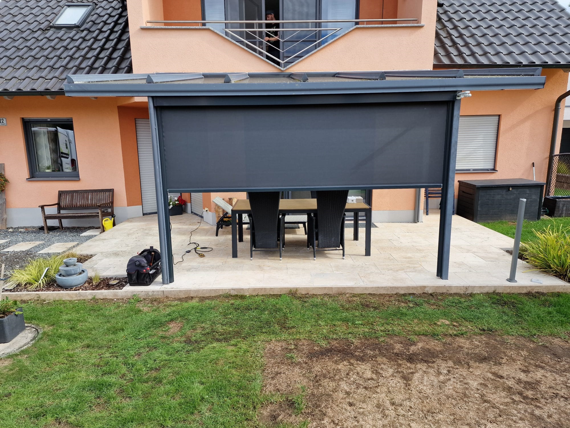 Senkrechtmarkise als Wind- und Wetterschutz rund ums Haus von ADA-Wintergarten