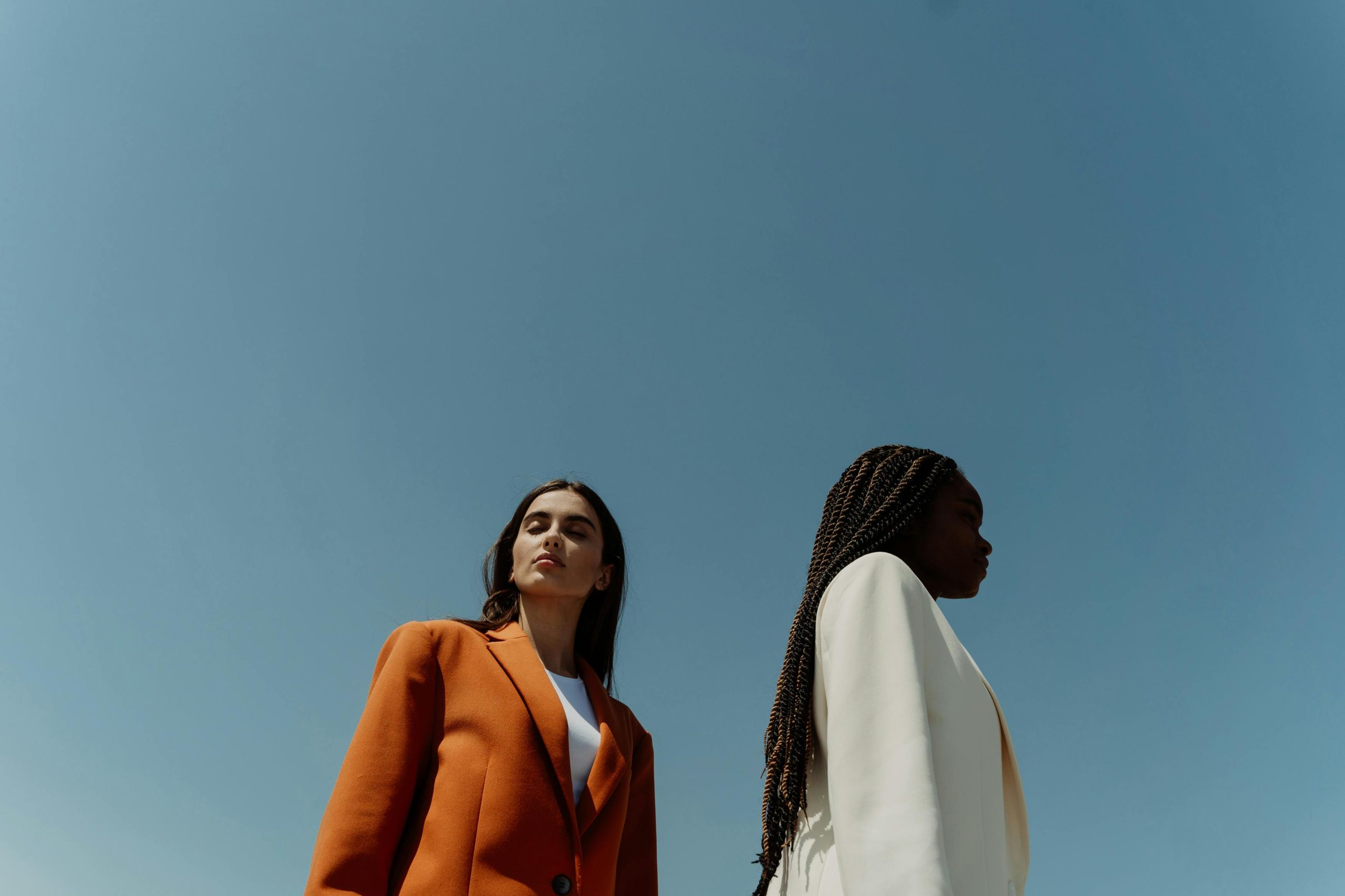 Vestido azul boda: inspiración para una invitada elegante