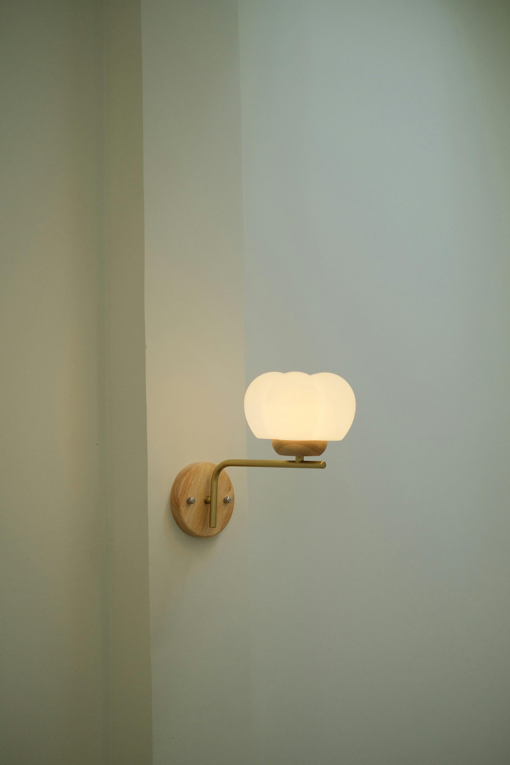 Mirror and LED Lights: The Secret to Elegant Bathrooms